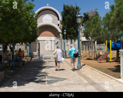 dh Panayia Griechisch-Orthodoxe Kirche AYIA NAPA SÜDZYPERN Touristenpaar Neue Panagia Moderne christliche Kirche Paare Stockfoto