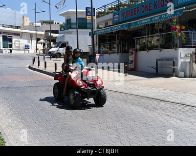 dh Griechische Insel Stadt Straße AYIA NAPA SÜD ZYPERN Touristen Mädchen fahren Quadbike Urlaub Resort Quad Bike Urlaub Stockfoto