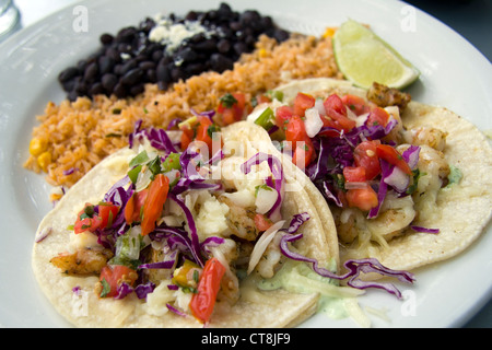 Shrimp Tacos mit Bohnen und Reis Stockfoto