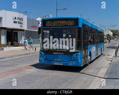 dh AYIA NAPA Zypern zypriotische Mann Evolution Bus Zypern Straße Stockfoto