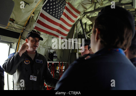 Brian Dosa, Co-Pilot der U.S. Air Force 1st, 37. Airlift Squadron, erklärt die Vielseitigkeit eines C-130 J Super Hercules für die 2407 Kadetten des Air Training Corps am 9. Juli 2012 während der Farnborough International Air Show in Farnborough, England. An der Flugschau nehmen rund 90 Flugbesatzungen und Hilfspersonal von Stützpunkten in Europa und den USA Teil. Die weltbekannte Veranstaltung stellt die neuesten Geräte und Technologien für die Luft- und Raumfahrt aus. Stockfoto