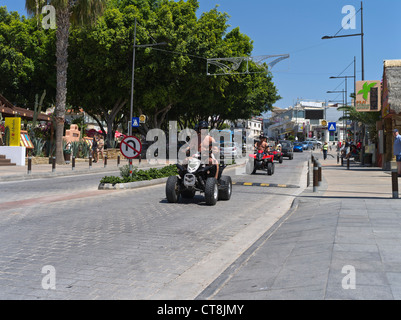 dh AYIA NAPA SÜDZYPERN Touristen Jugendliche fahren Quadbikes Quad-Bike Jugend Quadbike Urlaub Touristen Insel Stockfoto