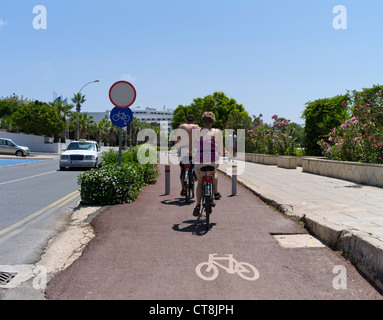 dh Griechenland Insel Radweg AYIA NAPA SOUTH CYPRUS Tourist Paar Fahrrad Fahrrad Urlaub Fahrrad Radweg Paar Urlaub 2 Radfahrer Paare Stockfoto