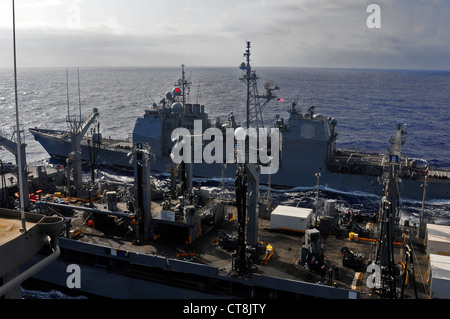 Der Lenkraketen-Kreuzer USS Princeton (CG 59) ist neben dem Military Sealift Command Fleet Replenishment Öler USNS Henry J. Kaiser (T-AO 187) und dem Flugzeugträger USS Nimitz (CVN 68) während einer Wiederauffüllung auf See. Nimitz verließ Joint Base Pearl Harbor-Hickam 6. Juli, um am Rim of the Pacific (RIMPAC) 2012 teilzunehmen. Stockfoto