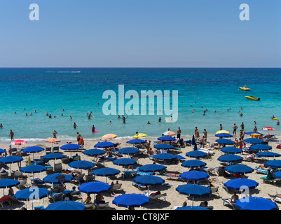 dh Grecian Bay AYIA NAPA ZYPERN Urlaub in Sonnenschirmen Sandstrand Sonnenanbeter und Schwimmer Strände Tourismus Stockfoto