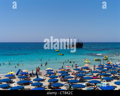 dh Grecian Bay AYIA NAPA Zypern schwarze Perle Pirat Schiff Sonne Schirme Sonnenanbeter Schwimmer Strände Strand Stockfoto