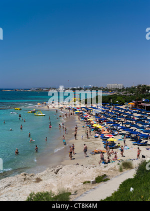 dh Grecian Bay Strand AYIA NAPA STRÄNDE ZYPERN Sonnenanbeter Schwimmer sonnigen Ferienort in der Sonne Stockfoto