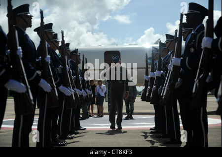 General Norton Schwartz, Stabschef der Luftwaffe, gibt Grüße von der Ehrenwache der 1. Spezialoperationsflügelbasis zurück 12. Juli 2012 besuchte Fla. Schwartz die Basis, um sich mit den Führern der Spezialoperationen der Luftwaffe und den Flugmännern zu treffen. Während des Besuchs flog er seinen letzten Flug als aktiver diensthabende Offizier auf einem MC-130E Kampftalon I. die MC-130E Crew führte während der Mission ein lokales Training durch. Es diente auch als Schwartz „fini-Flug“ in der Luftwaffe. Stockfoto