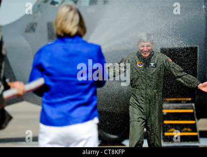 Der Stabschef der Luftwaffe, General Norton Schwartz, wird nach seinem letzten Flug als aktiver Beamter am 12. Juli 2012 von seiner Frau Suzie auf dem Hurlburt Field, Florida, „niedergescheucht“. Die Crew des MC-130E Combat Talon I führte während der Mission ein lokales Training durch. Es diente auch als Schwartz „fini-Flug“ in der Luftwaffe. Stockfoto