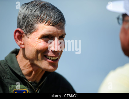 Air Force Chief of Staff Gen. Norton Schwartz feiert mit Freunden nach seinem „Abschalten“ am 12. Juli 2012 auf dem Hurlburt Field, Florida, nach seinem letzten Flug als aktiver diensthabende Offizier. Die Crew des MC-130E Combat Talon I führte während der Mission ein lokales Training durch. Es diente auch als Schwartz „fini-Flug“ in der Luftwaffe. Stockfoto