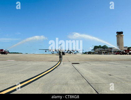 Air Force Chief of Staff Gen. Norton Schwartz taxt eine MC-130E Kampf Talon I Flugzeug während einer traditionellen "Schlauch unten" 12. Juli 2012, auf Hurlburt Field, Fla. Die Mission war Schwartz letzten Flug als aktiver Dienst Offizier und diente als seine "fini-Flug" in der Air Force. Stockfoto