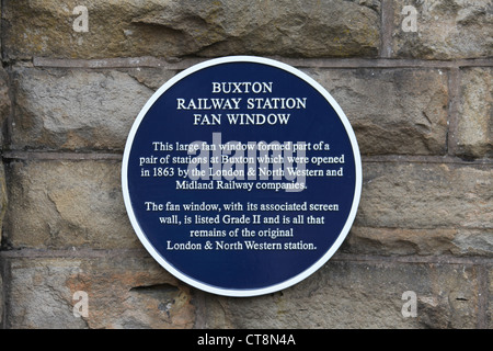 Buxton Railway Station Fan Lichtfenster Blue Plaque Stockfoto