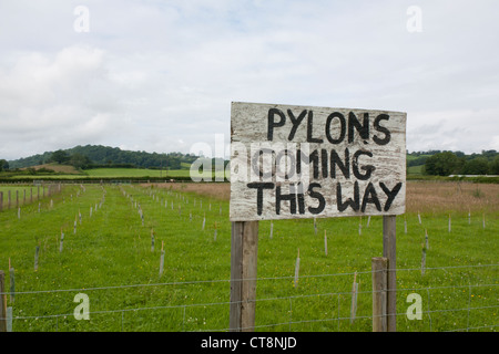 Pylonen kommen diese Weise handbemalte anmelden Feld in der Nähe von Garthmyl Powys Mid Wales UK Stockfoto