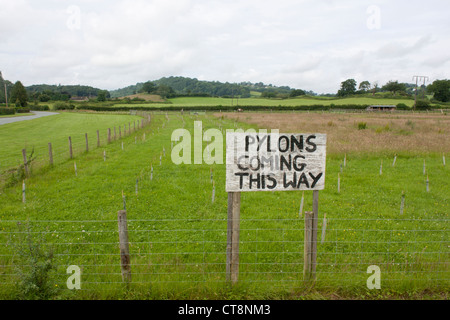 Pylonen kommen diese Weise handbemalte anmelden Feld in der Nähe von Garthmyl Powys Mid Wales UK Stockfoto