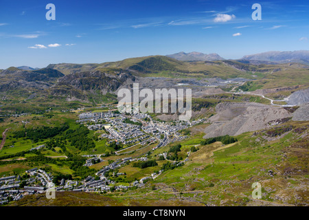 Ansicht des Schiefers Gewinnung Stadt der Blaenau Ffestiniog aus dem Osten mit Blick auf Snowdon Gwynedd North Wales UK Stockfoto