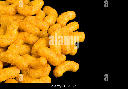 Ein Haufen kitschig Erdnuss-Snacks auf schwarz Stockfoto