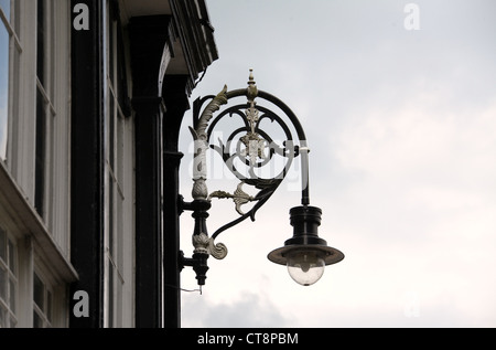 Viktorianischen Lampe auf der Octagon Concert Hall in Buxtons Pavilion Gardens Stockfoto