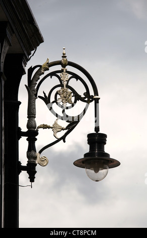 Viktorianischen Lampe auf der Octagon Concert Hall in Buxtons Pavilion Gardens Stockfoto