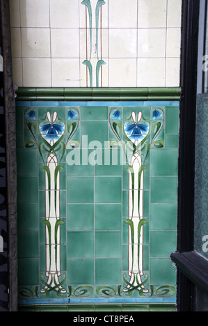 Art-Deco-Fliesen an der Außenseite eines Ladens in Cavendish Zirkus in Buxton Stockfoto