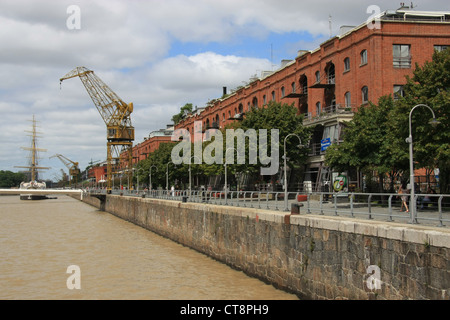 Renovierte aus rote Backstein Lager Gebäude entlang der Westseite des Puerto Madero, Buenos Aires, Argentinien Stockfoto