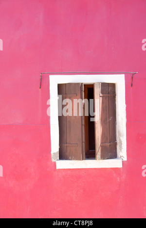 Weiß umrandete Fenster auf typischen hellen rosa gemaltes Haus Insel Burano in venezianischen Lagune Venedig Veneto Italien Stockfoto