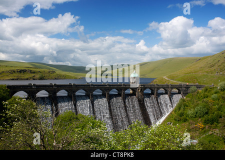 Craig Goch Reservoir mit Wasser fließt aus Reservoir Elan Valley in der Nähe von Rhayader Radnorshire Powys Mid Wales UK Stockfoto