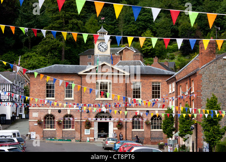 Rathaus von Montgomery und Clock Tower und Broad Street mit Girlande Montgomery Powys Mid Wales UK Stockfoto