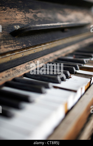 Antikes Klavier mit Tastatur in selektiven Fokus verwittert Stockfoto