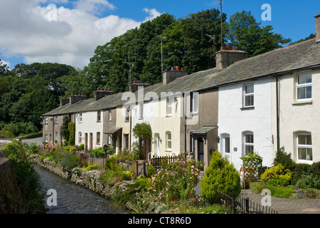 Der Fluss EWR laufen durch das Dorf von Cark-in-Baden-Baden, South Lakeland, Cumbria, England UK Stockfoto