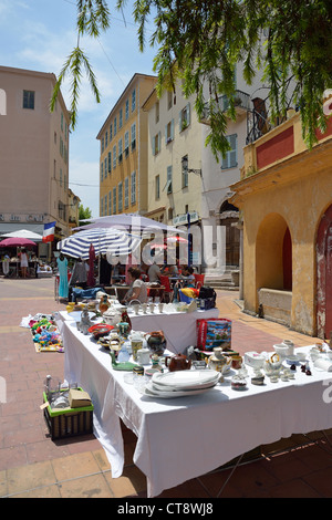 Antik Flohmarkt in Vieux Ville (Altstadt), Menton, Côte d ' Azur, Alpes-Maritimes, Provence-Alpes-Côte d ' Azur, Frankreich Stockfoto