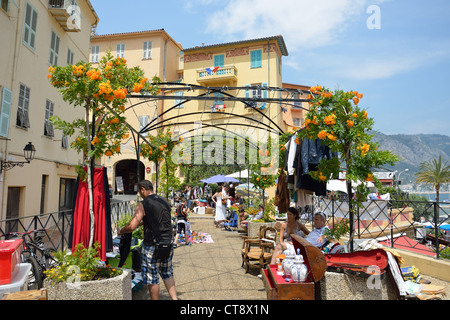 Antik Flohmarkt in Vieux Ville (Altstadt), Menton, Côte d ' Azur, Alpes-Maritimes, Provence-Alpes-Côte d ' Azur, Frankreich Stockfoto