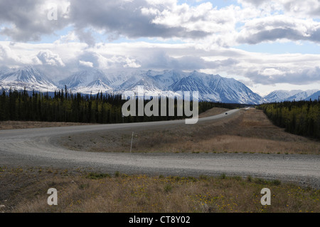 Der Alaska Highway und die schneebedeckten Gipfel der St. Elias Mountains im Kluane National Park, in der Nähe von Haines Junction, Yukon Territory, Kanada. Stockfoto