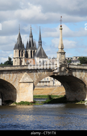 Die Kirche des Heiligen Nikolaus, gesehen von der Jacques Gabriel-Brücke über die Loire, Blois, Frankreich Stockfoto