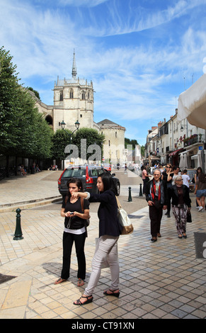 Zwei junge Frauen stehen auf der Suche oder zeigen in der französischen Stadt Amboise Indre-et-Loire-Frankreich Stockfoto