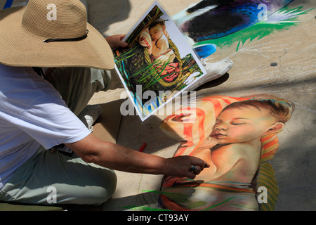 Eine Kreide-Künstler Zeichnung eine 3D Figur in eine Fahrbahn in Tel Aviv Israel Stockfoto