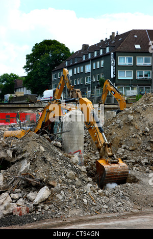 Abbruch einer Autobahnbrücke über einem Gleis. Wiederaufbau der Brücke in nur 3 Monaten. Essen, Deutschland, Europa. Stockfoto