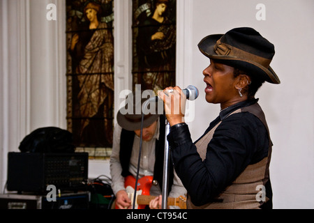 Kathleen Pearson die live auf der Bühne der Kammern East Club während der 2012 Dundee Blues Bonanza, UK Stockfoto