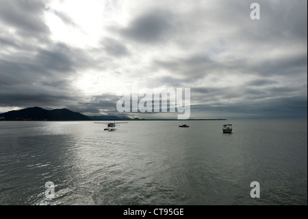 Wasserflugzeug und Fischerboot vor Anker in der Coral Sea Cairns Bucht am tropischen Far North Queensland, Australien Stockfoto