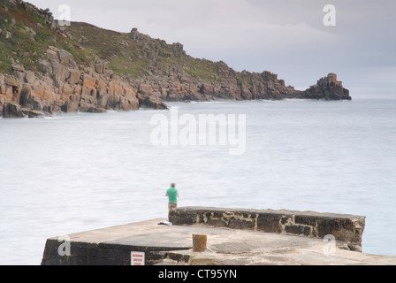 Fischer bei Sonnenuntergang auf dem Deich bei später Bucht, Cornwall, England, UK Stockfoto