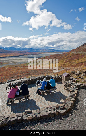 Touristen, die Landschaft zu betrachten. Eielson Visitor Center. Denali-Nationalpark. Alaska. USA Stockfoto