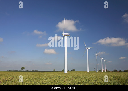 Im Landesinneren Windkraftanlagen im Einsatz bei West Somerton, Norfolk, England, Vereinigtes Königreich. Stockfoto