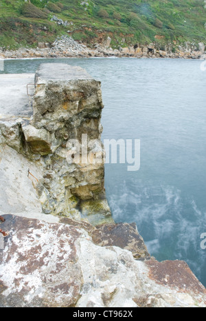 Sturm beschädigt Ufermauer - später Bucht, Cornwall, England, UK Stockfoto