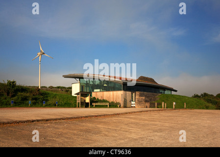 Das umweltfreundliche Besucherzentrum am Cley Sümpfe Naturschutzgebiet, Norfolk, England, Vereinigtes Königreich. Stockfoto