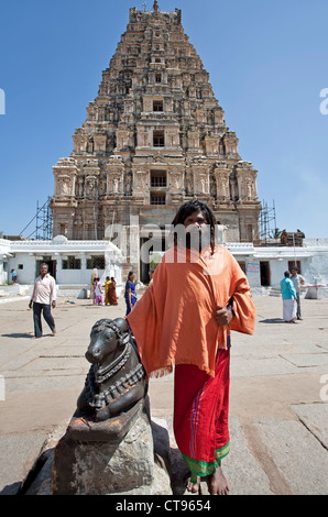 Sadhu (Heiliger) vor Virupaksha Tempel Turm Eingangstor. Hampi. Karnataka. Indien Stockfoto