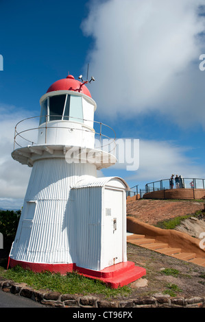 Der historische Leuchtturm auf Grassy Hill in Cooktown bot bereits Captain Cook mit einem weiten Ausblick über die Küste und Fluss Stockfoto