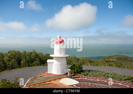 Der historische Leuchtturm auf Grassy Hill in Cooktown bot bereits Captain Cook mit einem weiten Ausblick über die Küste und Fluss Stockfoto