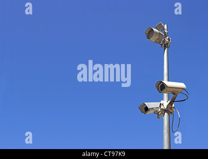 CCTV-Überwachungskameras vor blauem Himmel Stockfoto