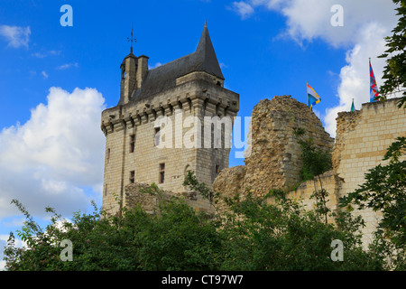 Tour de l ' Horloge, Château Chinon, Loiretal, Frankreich. Der mittelalterliche Glockenturm ist nun der Eingang zur Burg. Stockfoto