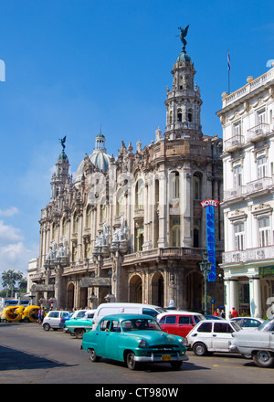 Alte amerikanische Autos vor dem Gran Teatro La Havanna, Kuba Stockfoto