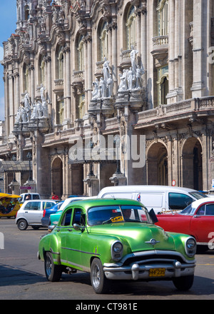 Alte amerikanische Autos vor dem Gran Teatro La Havanna, Kuba Stockfoto